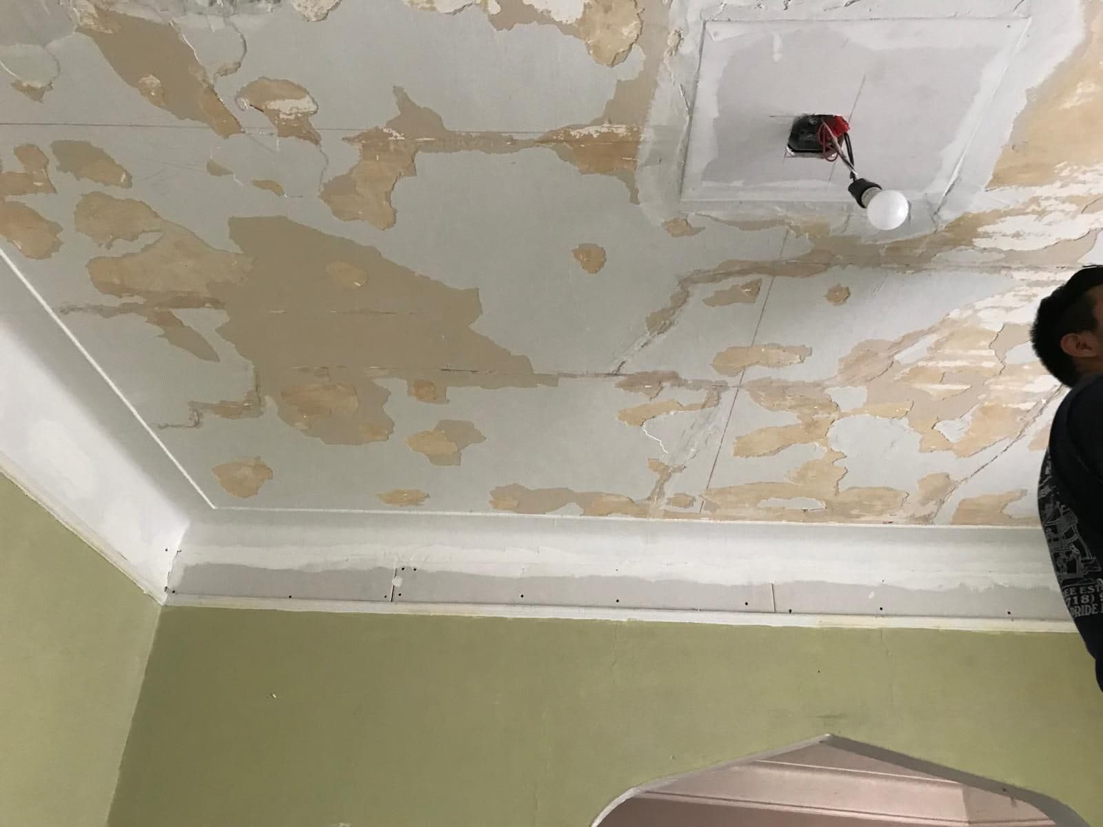 Peeling plaster on the ceiling before the work